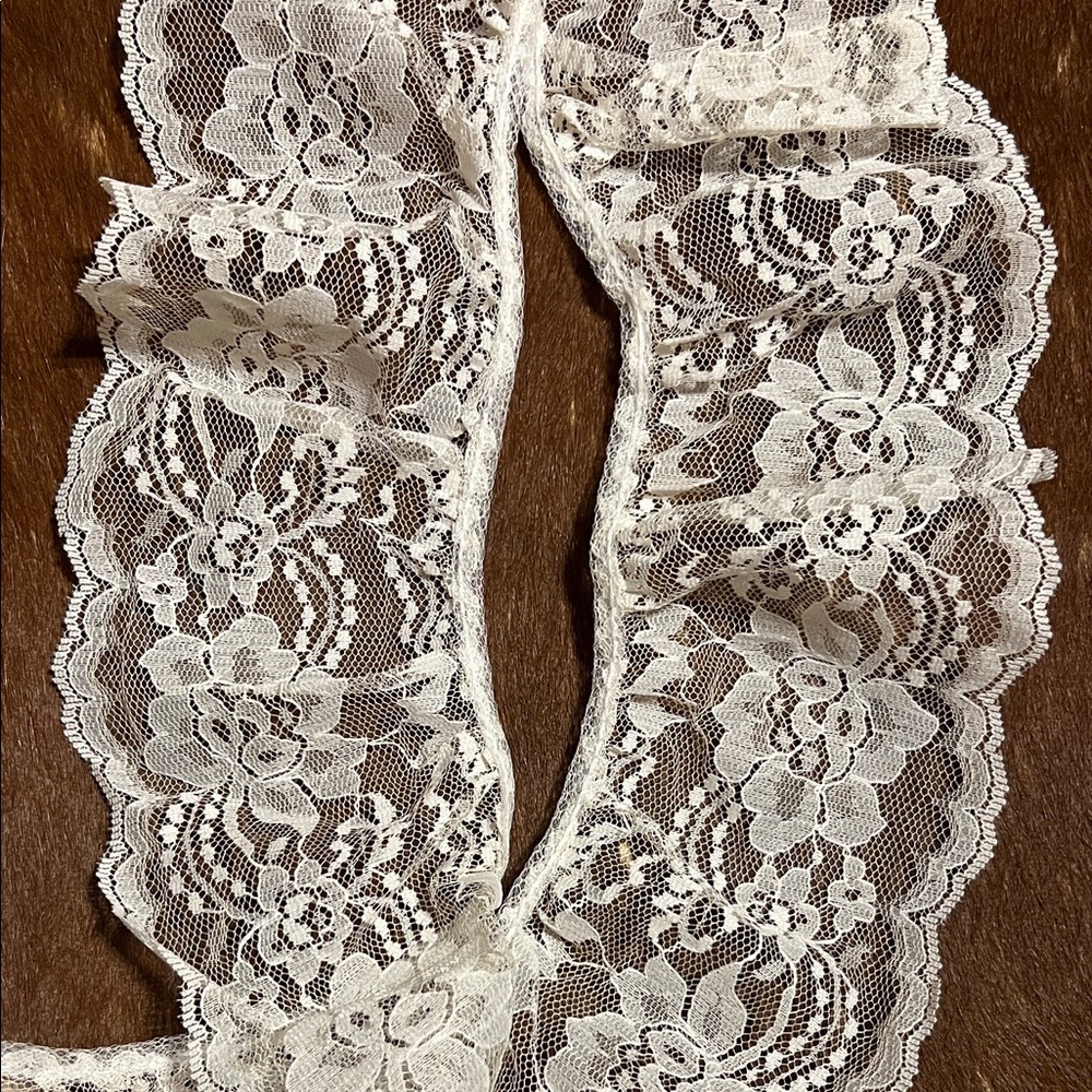 6.3 yards of Ruffled 3.5” lace trim white - Picture 2 of 6